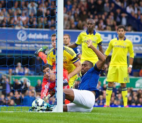 PROPAGANDA20140830 Football - soccer: Barclays Premier League, Everton FC - Chelsea FC, Everton s Sylvain Distin sees his goal disallowed for offside against Chelsea during the Premier League match at Goodison Park. (Hinweis: Verwendung nur in Deutschland, Österreich oder Schweiz - only Germany, Austria and Switzerland) xHOCHxZWEIx xPropagandax 
