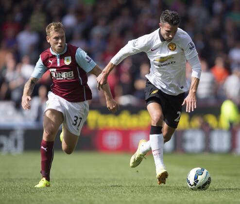 Robin van Persie of Manchester United escapes Scott Arfield of Burnley - FC Burnley vs Manchester United (ManU) - Barclay s Premier League - Turf Moor - Burnley - 30 08 2014 EDITORIAL USE ONLY. No use with unauthorised audio, video, data, fixture lists, club league logos or live services. Online in-match use limited to 120 images, no video emulation. No use in betting, games or single club league player publications.