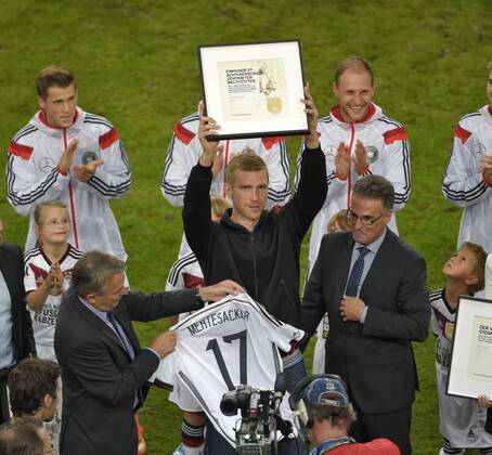 03.09.2014, Fussball Nationalmannschaft Testspiel: Deutschland - Argentinien, in der ESPRIT-Arena Düsseldorf. Per Mertesacker (mitte, Deutschland) wird aus der Nationalmannschaft verabschiedet. 