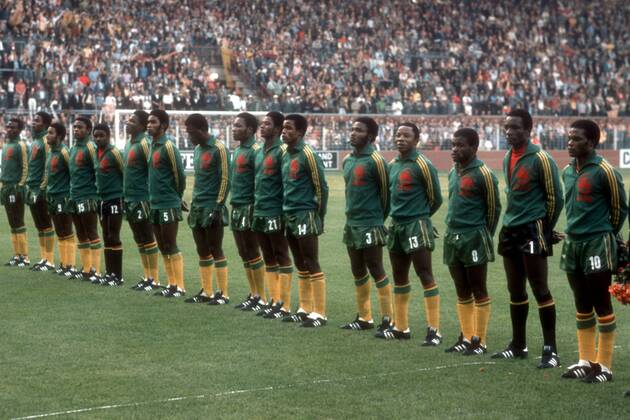 WM 1974 in Dortmund, Mannschaftsfoto Zaire, v.li.: Ekofa Mbungu, Mialo Mwape, Uba Kembo Kembo, Mafu Kibonge, Torwart Dimbi Tubilandu, Ilunga Mwepu, Boba Lobilo, Massamba Kilasu, Tshimen Buhanga, Etepe Kakoko, Adelard Mayanga Maku, Mwanza Mukombo, Mulamba Ndaye, Mambwene Mana, Mwamba Kazadi, Mantantu Kidumu
