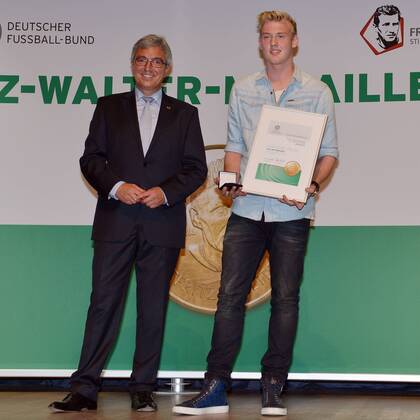 Verleihung der Fritz-Walter-Medaille --- Fussball --- Junioren --- 07.09.2014 Ehrung für die Fritz-Walter-Medaille U18 in Gold, von links: Roger Lewentz (Vorstandsvorsitzender Fritz-Walter-Stiftung), Julian Brandt (Bayer 04 Leverkusen), Freude, Freisteller