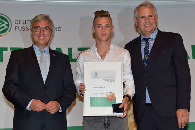 Verleihung der Fritz-Walter-Medaille --- Fussball --- Junioren --- 07.09.2014 Ehrung für die Fritz-Walter-Medaille U19 in Bronze, von links: Roger Lewentz (Vorstandsvorsitzender Fritz-Walter-Stiftung), Joshua Kimmich (RB Leipzig), Dr. Hans-Dieter Drewitz (Vizepräsident DFB für Jugendfussball), Freude, halbe Figur