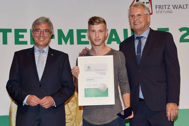 Verleihung der Fritz-Walter-Medaille --- Fussball --- Junioren --- 07.09.2014 Ehrung für die Fritz-Walter-Medaille U19 in Silber, von links: Roger Lewentz (Vorstandsvorsitzender Fritz-Walter-Stiftung), Max Meyer (FC Schalke 04), Dr. Hans-Dieter Drewitz (Vizepräsident DFB für Jugendfussball), Freude, halbe Figur
