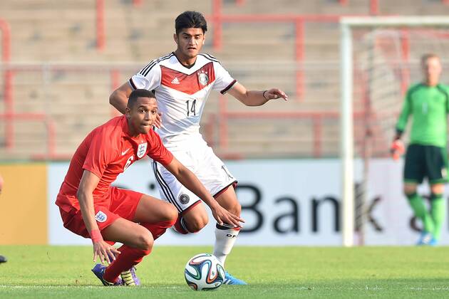 Fußball U19-Länderspiel Deutschland - England am 08.09.2014 im Stadion Niederrhein in Oberhausen Brendan Galloway ( England ), vorne - Mahmoud Dahoud ( Deutschland ), hinten