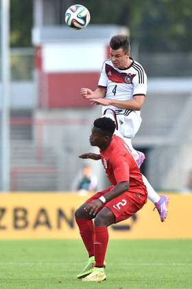 Fußball U19-Länderspiel Deutschland - England am 08.09.2014 im Stadion Niederrhein in Oberhausen Ashley Smith Brown ( England ), vorne - Niko Kijewski ( Deutschland ), hinten