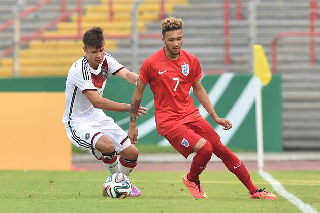 Fußball U19-Länderspiel Deutschland - England am 08.09.2014 im Stadion Niederrhein in Oberhausen Niko Kijewski ( Deutschland ), links - Alex Kiwomya ( England ), rechts