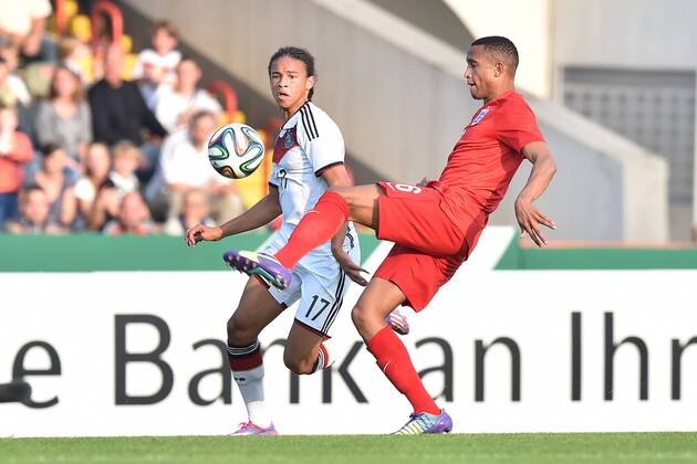 Fußball U19-Länderspiel Deutschland - England am 08.09.2014 im Stadion Niederrhein in Oberhausen Brendan Galloway ( England ), vorne - Leroy Sane ( Deutschland ), hinten