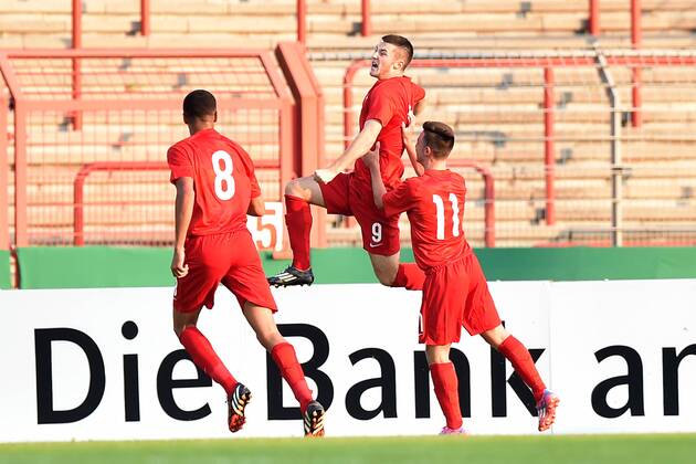 Fußball U19-Länderspiel Deutschland - England am 08.09.2014 im Stadion Niederrhein in Oberhausen Torjubel zum 0:1 durch Bradley Fewster ( England ), mitte - Dele Alli ( England ), links - Patrick Roberts ( England ), rechts