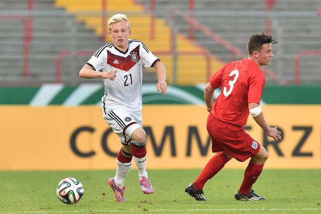 Fußball U19-Länderspiel Deutschland - England am 08.09.2014 im Stadion Niederrhein in Oberhausen Patrick Pflücke ( Deutschland ), links - Ben Chilwell ( England ), rechts