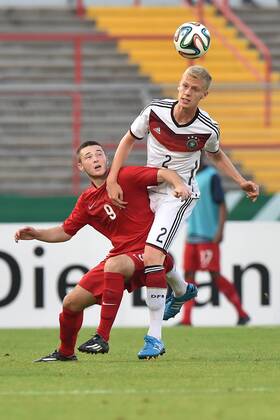 Fußball U19-Länderspiel Deutschland - England am 08.09.2014 im Stadion Niederrhein in Oberhausen Bradley Fewster ( England ), vorne - Timo Baumgartl ( Deutschland ), hinten