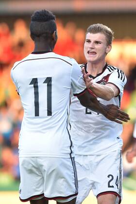 Fußball U19-Länderspiel Deutschland - England am 08.09.2014 im Stadion Niederrhein in Oberhausen Torjubel zum 1:1 durch Timo Werner ( Deutschland ), rechts - Boubacar Barry ( Deutschland ), links
