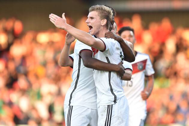 Fußball U19-Länderspiel Deutschland - England am 08.09.2014 im Stadion Niederrhein in Oberhausen Torjubel zum 1:1 durch Timo Werner ( Deutschland ), hinten - Boubacar Barry ( Deutschland ), vorne