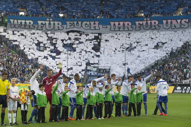 Die Mannschaft von GE bei der Aufstellung. Im Hintergrund zeigen die Fans ein Banner mit der Aufschrift >Wir für Euch - Ihr für uns<. Fussball 1. Bundesliga, 3. Spieltag, Borussia Mönchengladbach (MG) - FC Schalke 04 (GE), 4:1, am 13.09.2014 in Mönchengladbach Deutschland. Â
