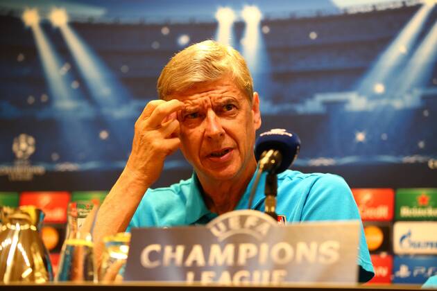 Montag 15.09.2014, Saison 2014 2015, UEFA Champions League, Pressekonferenz im Presseraum des Dortmunder Signal Iduna Parks vor dem Spiel zwischen dem BVB Borussia Dortmund und dem FC Arsenal London, Trainer Arsene Wenger (FC Arsenal) kratzt sich im Gesicht