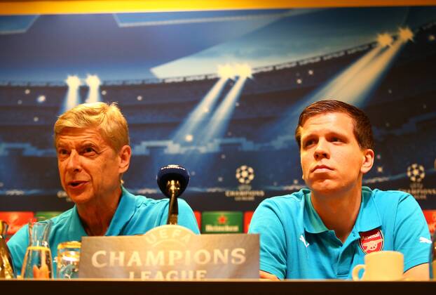 Montag 15.09.2014, Saison 2014 2015, UEFA Champions League, Pressekonferenz im Presseraum des Dortmunder Signal Iduna Parks vor dem Spiel zwischen dem BVB Borussia Dortmund und dem FC Arsenal London, Trainer Arsene Wenger (FC Arsenal) und Torwart Woiciech Szczesny (FC Arsenal), v.l.