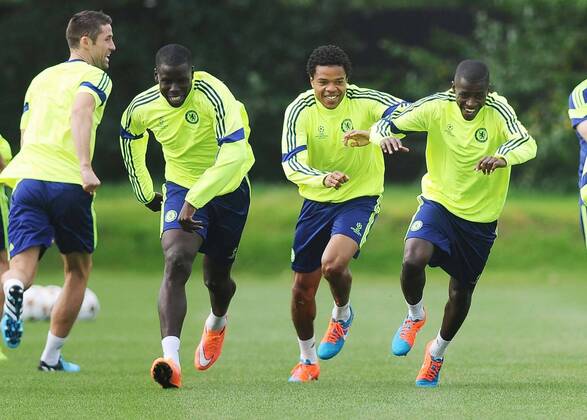 Football - 2014 2015 Champions League - Chelsea training pre. Schalke Chelsea s Ramires (right) at Cobham Training Ground. COLORSPORT ANDREW COWIE 