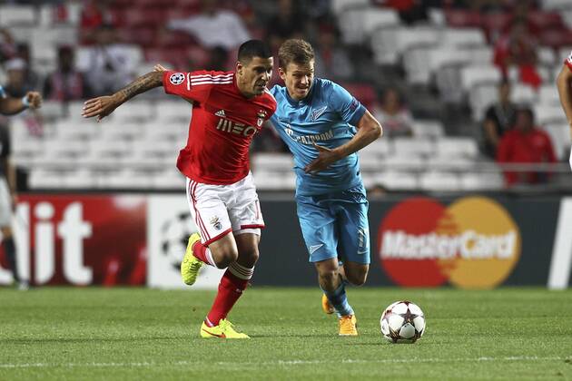 Benfica s defender Maxi Pereira (L) vies with Zenit midfielder Oleg Shatov (R) during a soccer match between Portugal s SL Benfica and Russian s FC Zenit for the group stage of the UEFA Champions League, in Benfica s Luz Stadium in Lisbon, Portugal, on September 16, 2014. Photo by Pedro Nunes Portugal: UEFA Champions League: Benfica Vs Zenit 