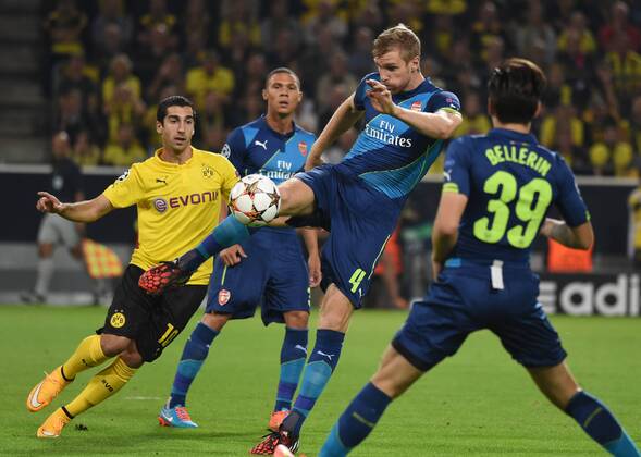 16.09.2014, Fussball, Saison 2014 15, UEFA Champions League, Vorrunde, Borussia Dortmund - Arsenal London Per Mertesacker (Arsenal London), mi., gegen Henrikh Mkhitaryan (Borussia Dortmund), li.