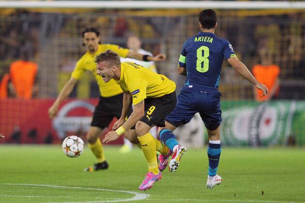 Captain Mikel Arteta (Arsenal FC 8) im Zweikampf gegen Ciro Immobile (Borussia Dortmund 9) Borussia Dortmund vs Arsenal London FC --- Fussball --- Champions League --- Gruppenphase 1. Spieltag --- 16.09.2014 EP_jse