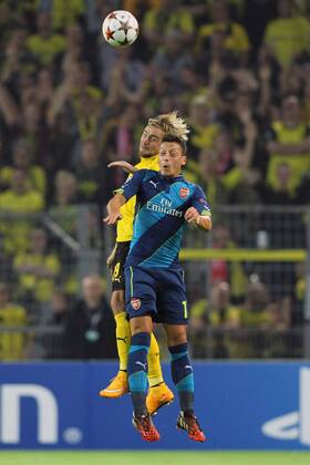 Mesut Özil (Arsenal FC 11) im Kopfballduell gegen Marco Reus (Borussia Dortmund 11) Borussia Dortmund vs Arsenal London FC --- Fussball --- Champions League --- Gruppenphase 1. Spieltag --- 16.09.2014 EP_jse