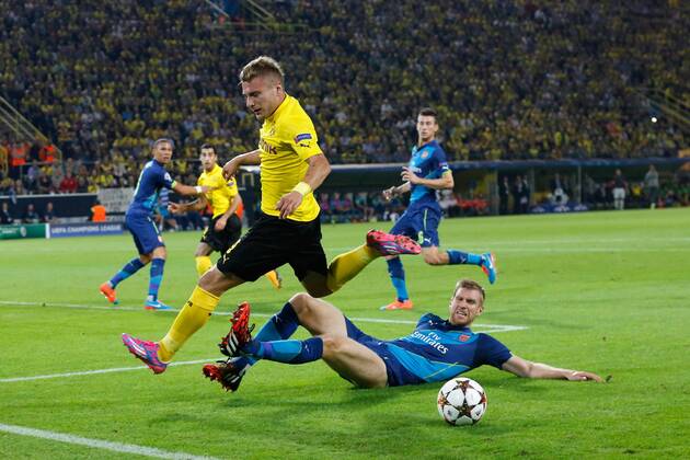 Per Mertesacker (Arsenal FC 4) im Zweikampf gegen Ciro Immobile (Borussia Dortmund 9) Borussia Dortmund vs Arsenal London FC --- Fussball --- Champions League --- Gruppenphase 1. Spieltag --- 16.09.2014 EP_jse