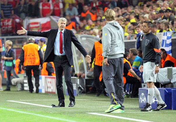 16.09.2014, xsvx, Fussball Champions League, Borussia Dortmund - Arsenal London, v.l. Trainer Manager Teamchef Arsene Wenger (FC Arsenal London) Trainer Jürgen Klopp (Borussia Dortmund) diskutieren