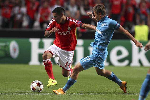 Benfica s defender Maxi Pereira (L) vies with Zenit midfielder Oleg Shatov (R) during a soccer match between Portugal s SL Benfica and Russian s FC Zenit for the group stage of the UEFA Champions League, in Benfica s Luz Stadium in Lisbon, Portugal, on September 16, 2014. Photo by Pedro Nunes Portugal: UEFA Champions League: Benfica Vs Zenit 