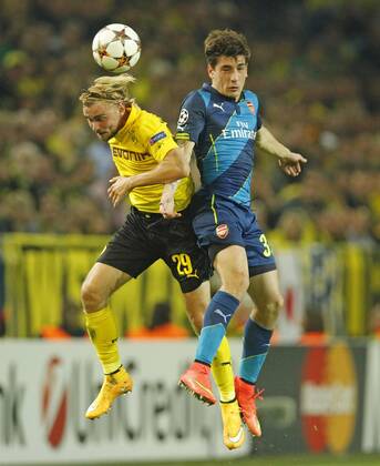 Marcel SCHMELZER, BVB 29 im Kopfballduell mit BELLERIN, Arsenal 39 BORUSSIA DORTMUND - FC ARSENAL Fussball UEFA Champions League, Gruppe D Gruppenphase,in Dortmund, 16.09.2014 CL Saison 2014 2015, BVB