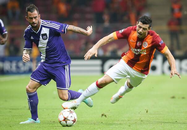 ISTANBUL - Anderlecht s Steven Defour and Galatasaray s Blerim Dzemaili fight for the ball during a soccer game between Turkish team Galatasaray S.K. and Belgian team RSC Anderlecht in the Tuk Telekom Arena in Istanbul, Turkey, Tuesday 16 September 2014, on day 1 of the group stage of the UEFA Champions League competition, in group D. VIRGINIExLEFOUR  premiumd Highlight 04316862