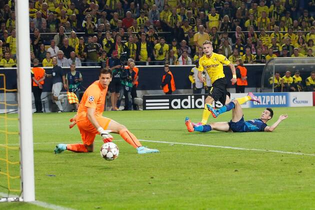 Ciro Immobile (Borussia Dortmund 9) mit dem Führungs- Tor zum 1:0 gegen Torwart Goalkeeper Wojciech Szczesny (Arsenal FC 1) Borussia Dortmund vs Arsenal London FC --- Fussball --- Champions League --- Gruppenphase 1. Spieltag --- 16.09.2014 EP_jse