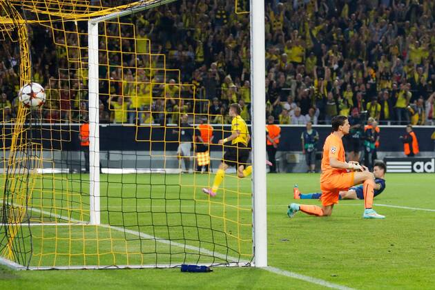 Ciro Immobile (Borussia Dortmund 9) mit dem Führungs- Tor zum 1:0 gegen Torwart Goalkeeper Wojciech Szczesny (Arsenal FC 1) Borussia Dortmund vs Arsenal London FC --- Fussball --- Champions League --- Gruppenphase 1. Spieltag --- 16.09.2014 EP_jse
