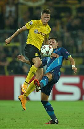 16.09.2014, Fussball Championsleague 2014 2015, Vorrunde, 1.Spieltag, Borussia Dortmund - Arsenal London, im Signal-Iduna-Park-Stadion Dortmund. v.l. Eric Durm (Dortmund) gegen Mesut Özil (FC Arsenal) 
