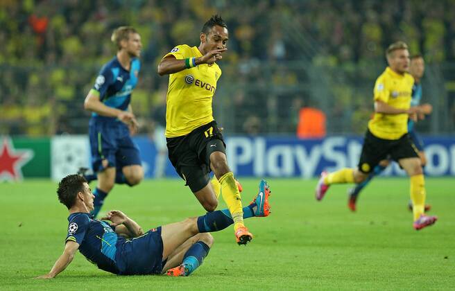 16.09.2014, Fussball Championsleague 2014 2015, Vorrunde, 1.Spieltag, Borussia Dortmund - Arsenal London, im Signal-Iduna-Park-Stadion Dortmund. v.l. Laurent Koscielny (FC Arsenal) gegen Pierre-Emerick Aubameyang (Dortmund) 