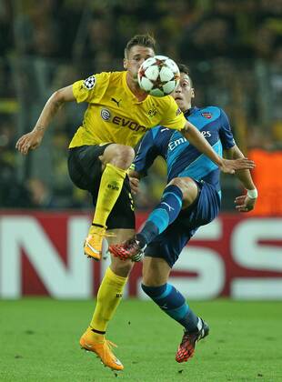 16.09.2014, Fussball Championsleague 2014 2015, Vorrunde, 1.Spieltag, Borussia Dortmund - Arsenal London, im Signal-Iduna-Park-Stadion Dortmund. v.l. Eric Durm (Dortmund) gegen Mesut Özil (FC Arsenal) 