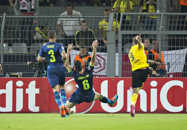 Dortmund, 16.09.2014, Signal-Iduna-Park Tor von Ciro Immobile (BvB) gegen Laurent Koscielny (Arsenal), Kieran Gibbs (Arsenal) Borussia Dortmund - FC Arsenal London