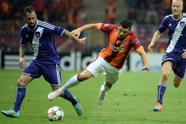 Steven Defour of RSC Anderlecht and Blerim Dzemailli of Galatasaray Galatasaray Istanbul vs RSC Anderlecht PhotoNewsxPanoramic 