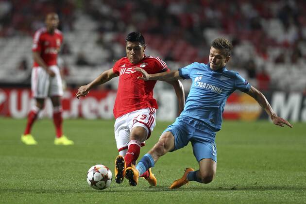 Benfica s midfielder Ola John (L) vies with Zenit midfielder Oleg Shatov (R) during a soccer match between Portugal s SL Benfica and Russian s FC Zenit for the group stage of the UEFA Champions League, in Benfica s Luz Stadium in Lisbon, Portugal, on September 16, 2014. Photo by Pedro Nunes Portugal: UEFA Champions League: Benfica Vs Zenit 