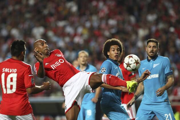 Benfica s defender Luis Da silva Luisao (C-L) reaches for the ball near to Zenit midfielder Axel Witsel (C-R) during a soccer match between Portugal s SL Benfica and Russian s FC Zenit for the group stage of the UEFA Champions League, in Benfica s Luz Stadium in Lisbon, Portugal, on September 16, 2014. Photo by Pedro Nunes Portugal: UEFA Champions League: Benfica Vs Zenit 
