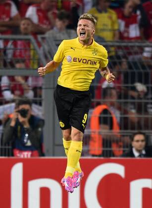 16.09.2014, Fussball, Saison 2014 15, UEFA Champions League, Vorrunde, Borussia Dortmund - Arsenal London Jubelsprung von Ciro Immobile (Borussia Dortmund)