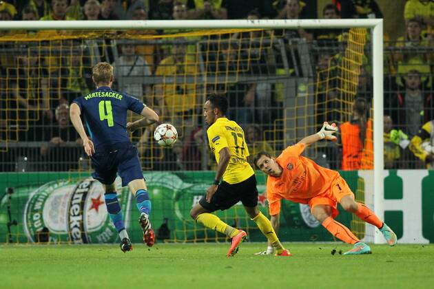 Pierre-Emerick Aubameyang (Borussia Dortmund 17) auf dem Weg zum 2:0 gegen Torwart Goalkeeper Wojciech Szczesny (Arsenal FC 1) und Per Mertesacker (Arsenal FC 4) Borussia Dortmund vs Arsenal London FC --- Fussball --- Champions League --- Gruppenphase 1. Spieltag --- 16.09.2014, EP_JSE