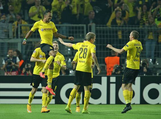 16.09.2014, Fussball Championsleague 2014 2015, Vorrunde, 1.Spieltag, Borussia Dortmund - Arsenal London, im Signal-Iduna-Park-Stadion Dortmund. Jubel Dortmund zum Tor zum 2:0 , Torschütze Pierre-Emerick Aubameyang (Dortmund) springt in die Luft 