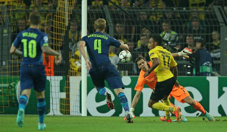 16.09.2014, Fussball Championsleague 2014 2015, Vorrunde, 1.Spieltag, Borussia Dortmund - Arsenal London, im Signal-Iduna-Park-Stadion Dortmund. Tor zum 2:0 , v.l. Jack Wilshere (FC Arsenal) , Per Mertesacker (FC Arsenal) und Torwart Wojciech Szczesny (FC Arsenal) gegen Pierre-Emerick Aubameyang (Dortmund) 