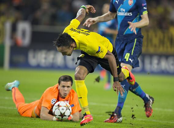 Dortmund, 16.09.2014, Signal-Iduna-Park Tor zum 2:0 Pierre-Emerick Aubameyang (BvB) gerät kurz vorm Tor ins straucheln Borussia Dortmund - FC Arsenal London