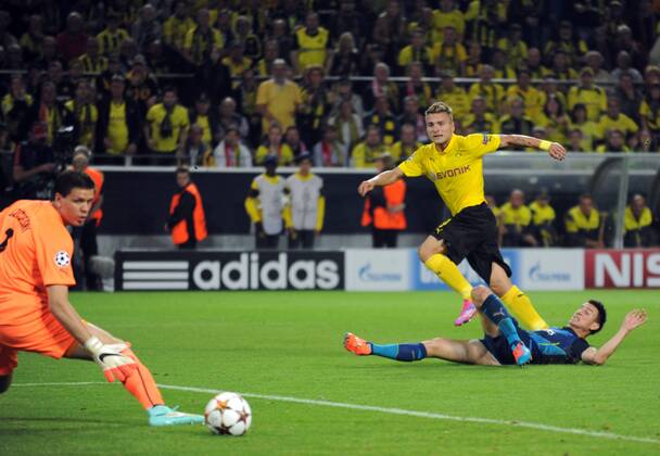 Championsleague: Borussia Dortmund - Arsenal London 16.09.2014. Tor zum 1:0 für Dortmund durch Ciro Immobile. Laurent Koscielny kommt zu spät. Links: Tw. Wojciech Szczesny (beide Arsenal) schaut dem Ball hinterher. HM