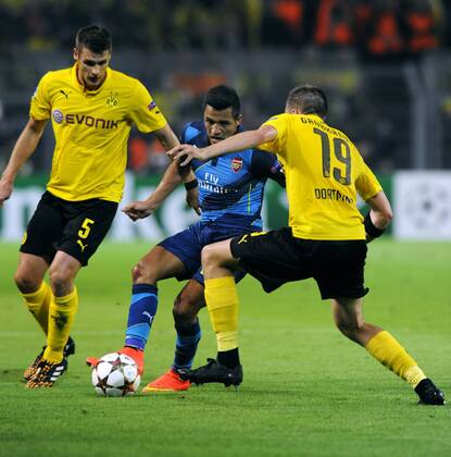 Fussball, UEFA Champions League, Herren, Saison 2014 2015, Gruppe D, 1. Spieltag, Signal Iduna Park Dortmund, Bor. Dortmund, BVB (gelb) - Arsenal London (blau) 2:0; v.li.: Sebastian Kehl (BVB), Alexis Sanchez (Arsenal), Kevin Großkreutz, Grosskreutz (BVB), Aktion.