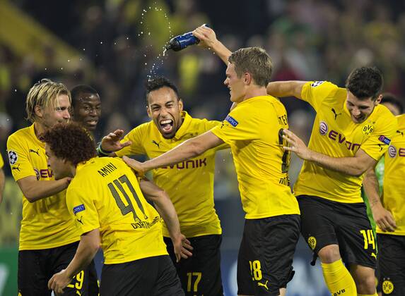Dortmund, 16.09.2014, Signal-Iduna-Park Schlussjubel: Marcel Schmelzer (BvB), Adrian Ramos (BvB), Pierre-Emerick Aubameyang (BvB), Mustafa Amini, Matthias Ginter (BvB), Milos Jojic (BvB) Borussia Dortmund - FC Arsenal London