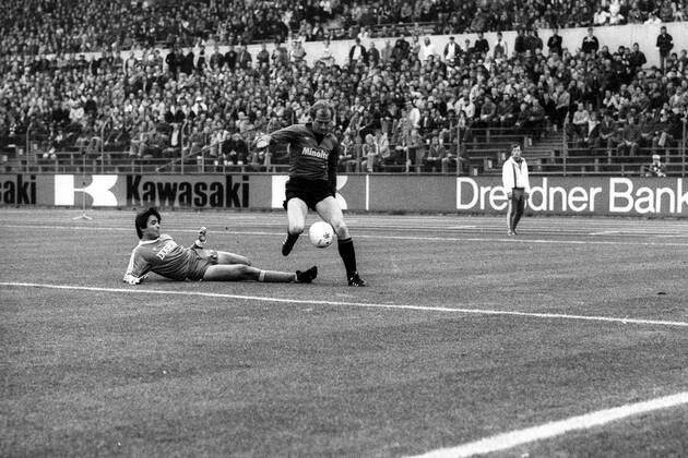 Eintracht Frankfurt - SV Darmstadt 98: Jürgen Kalb (li., Darmstadt) gegen Willi Neuberger (Frankfurt)
