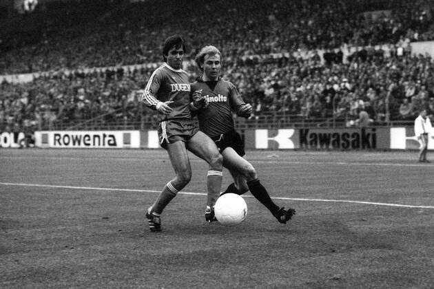 Eintracht Frankfurt - SV Darmstadt 98: Jürgen Kalb (li., Darmstadt) gegen Bernd Hölzenbein (Frankfurt)