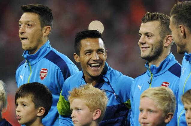 Fussball, UEFA Champions League, Herren, Saison 2014 2015, Gruppe D, 1. Spieltag, Signal Iduna Park Dortmund, Bor. Dortmund, BVB (gelb) - Arsenal London (blau) 2:0; Alexis Sanchez (Arsenal) lachend, neben Mesut Özil (Arsenal) und Jack Wilshere (Arsenal).
