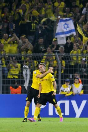 Fussball, UEFA Champions League, Herren, Saison 2014 2015, Gruppe D, 1. Spieltag, Signal Iduna Park Dortmund, Bor. Dortmund, BVB (gelb) - Arsenal London (blau) 2:0; Jubel Ciro Immobile (BVB) nach seinem Tor zum 1:0, zusammen mit Neven Subotic (BVB), im Hintergrund feiern Fans mit einer israelischen Fahne. Jubel, Freude, Aktion, Israel, Juden, Fahne, Flagge.